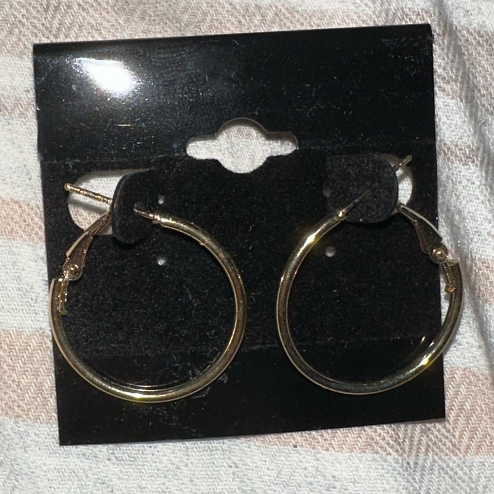 Never worn before gold earrings